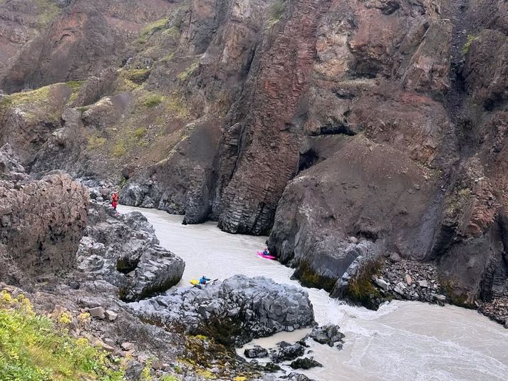 Boðið er upp á það að stökkva fram af klettum út í ána á völdum stöðum en það er ekki hættulaust.