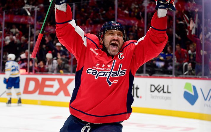 Alex Ovechkin fagnar hér marki sínu fyrir Washington Capitals sem var mark númer níu hundruð hjá honum í NHL-deildinni.