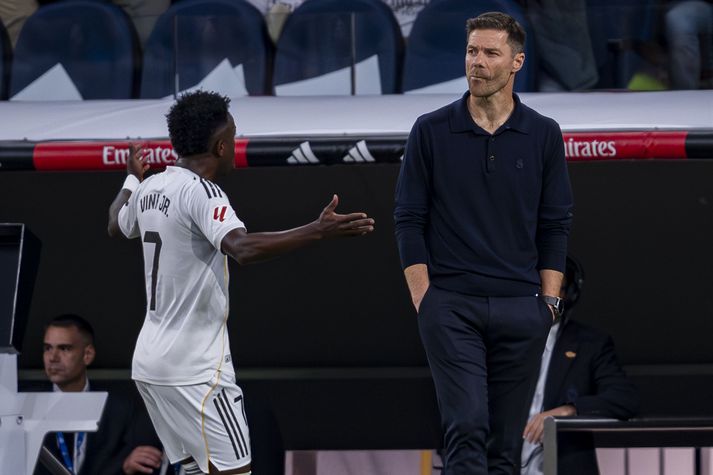 Vinicius Junior var mjög ósáttur eftir að Xabi Alonso tók hann af velli í leik Real Madrid og Barcelona.
