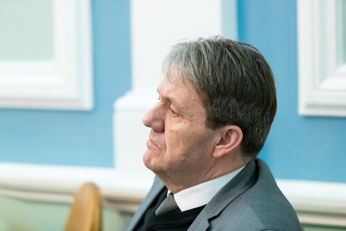 Óli Björn lætur sig ekki muna um að höggva í sömu knérunn og Sigurður Ingi innviðaráðherra og saka stjórnarandstöðuna, allt að því hæðnislega, að vera dragbítur á störf þingsins með misgáfulegum málfundaæfingum sínum.
