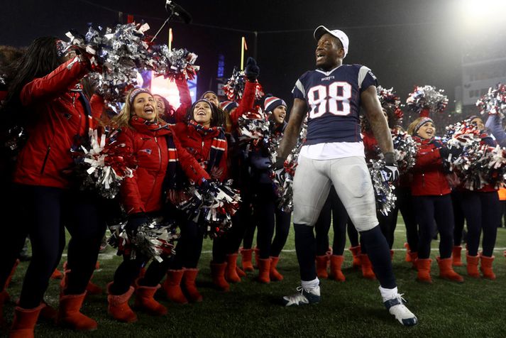 Martellus Bennett með klappstýrum Patriots.