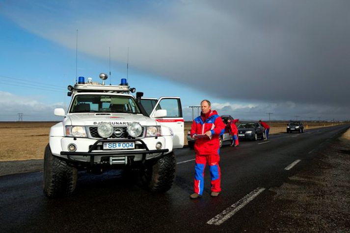 Menn frá Landsbjörgu sjá til þess að fólk fari ekki inn á svæðið að nauðsynjalausu. Myndin er úr safni.