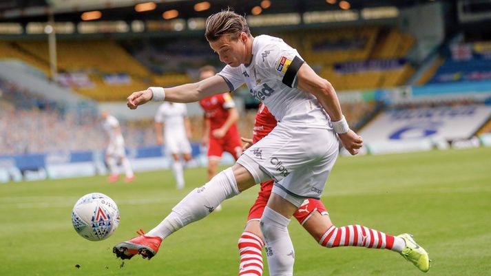 Leeds vann Barnsley í dag og er á barmi þess að komast aftur í ensku úrvalsdeildina.