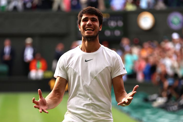 Carlos Alcaraz tryggði sér sigur á Wimbledon mótinu með sigri gegn Novak Djokovic í úrslitum.