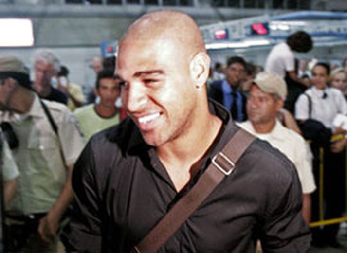 Adriano á flugvellinum í Rio, á leið til Sviss með landsliðinu þann 21. maí síðastliðinn