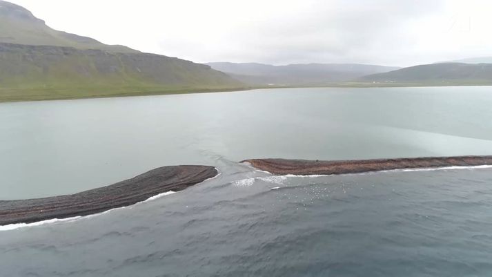 Svona var skarðið í júlímánuði í sumar. Það opnaðist skömmu fyrir síðustu jól með þeim afleiðingum að stöðuvatnið breyttist í sjávarlón. Skarðið virðist núna hafa lokast á ný.