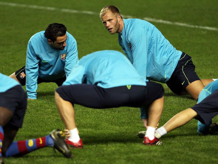 Eiður Snári í upphitun með Xavi þegar hann var hjá Barcelona.