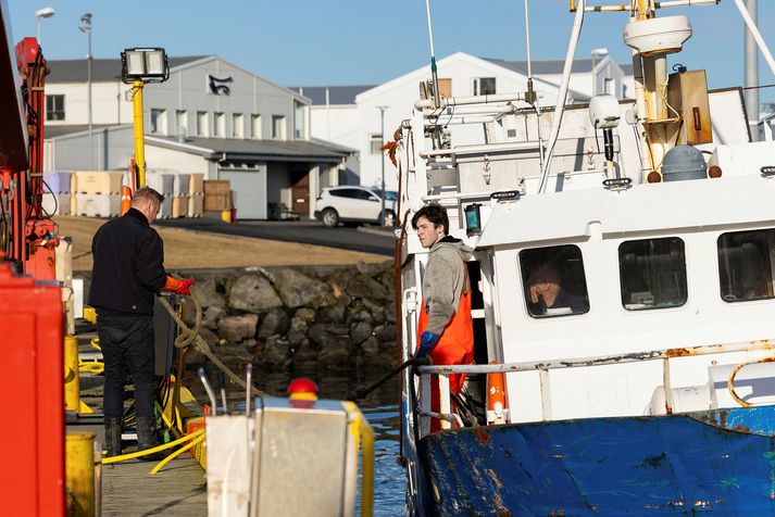 Fram kemur í skýrslu Vinnumálastofnunar að atvinnulausum hafi fækkað hlutfallslega mest í sjávarútvegi og í atvinnugreinum tengdum veitingaþjónustu. Þar spilar loðnuvertíðin inn í og tilslakanir á samkomubanni.