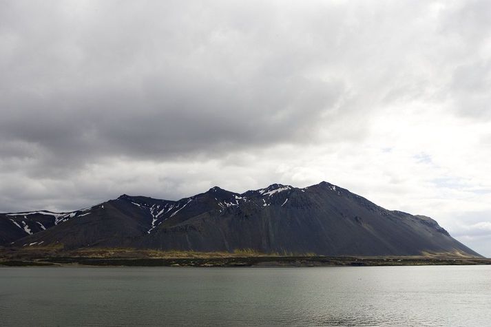 Konan var stödd undir Hafnarfjalli þegar hurðin á bílnum fauk upp.
