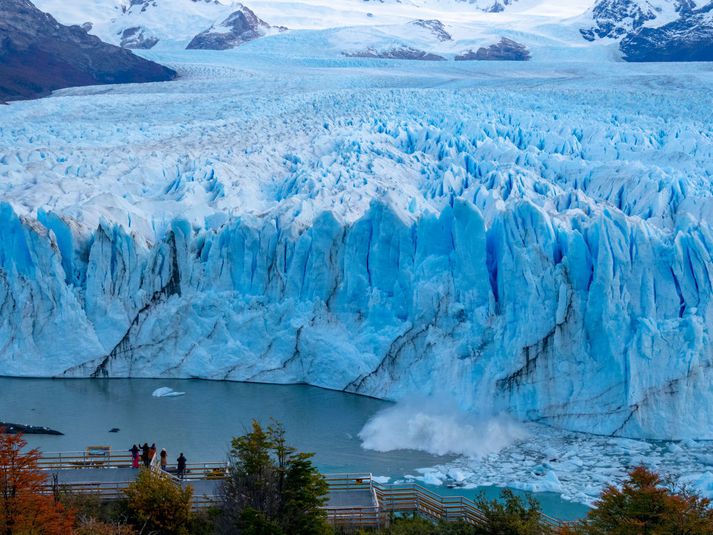 Ferðamenn fylgjast með ís hrynja úr Perito Moreno-skriðjöklinum af útsýnispalli.