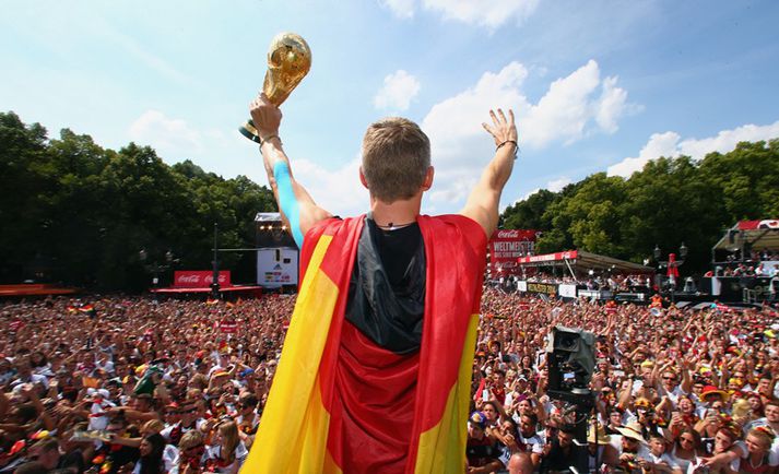 Schweinsteiger með HM-bikarinn.