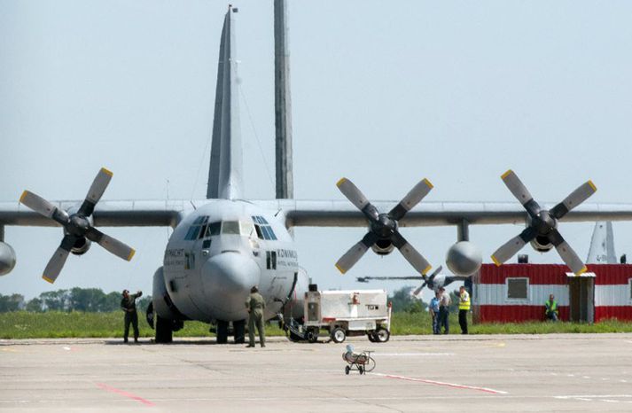 Herflugvélar flytja 74 kistur með líkamsleifum Malaysian flugvélarinnar til Hollands í dag. Ekki víst að hægt verði að bera kennsl á alla sem voru um borð. Rannsókn hafin á flugritum.