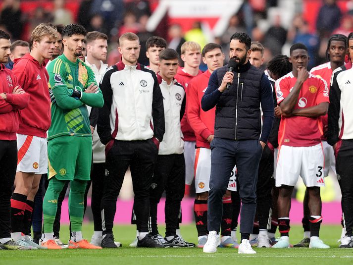 Ruben Amorim sést hér tala til stuðningsmanna Manchester United eftir leik liðsins gegn Aston Villa á sunnudag.