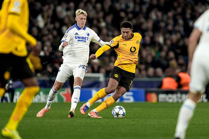 Viktor Bjarki Daðason sækir að Jobe Bellingham í leiknum við Dortmund, þar sem Viktor skoraði aðeins 17 ára gamall.