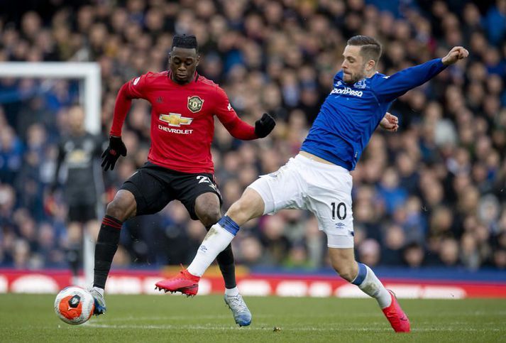 Aaron Wan-Bissaka og Gylfi Þór Sigurðsson í baráttu í leik í ensku úrvalsdeildinni. Keppni hefur legið niðri frá því um miðjan mars vegna kórónuveirufaraldursins.