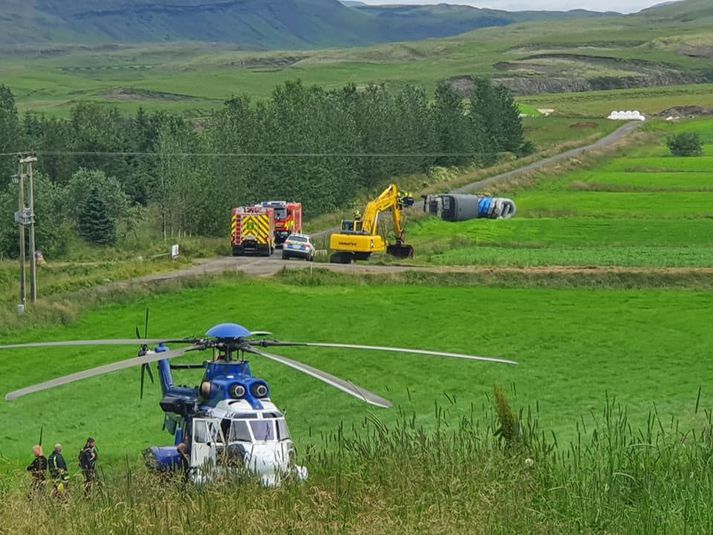 Þrír farþegar rútunnar, sem sést hér í bakgrunni, voru fluttir með þyrlu Landhelgisgæslunnar til Reykjavíkur.