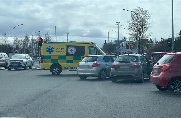 Tveir fólksbílar rákust saman á mótum Fellsmúla og Grensásvegar í Reykjavík.