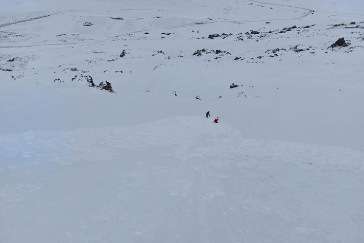 Snjóflóðið hrifsaði með sér göngugarpana hátt í fimmtíu eða sextíu metra, að sögn Sigrúnar. „Svo bara dustuðum við af okkur og héldum upp aftur,“ bætir hún við. Þær vöruðu svo aðra göngumenn við flóðahættunni.