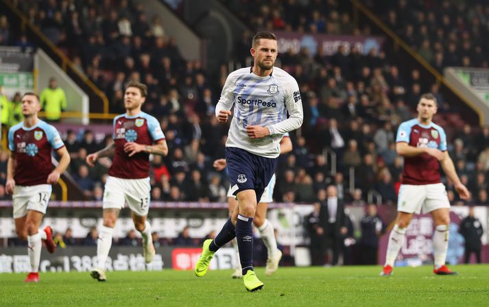 Gylfi Þór Sigurðsson fagnar markinu í dag.