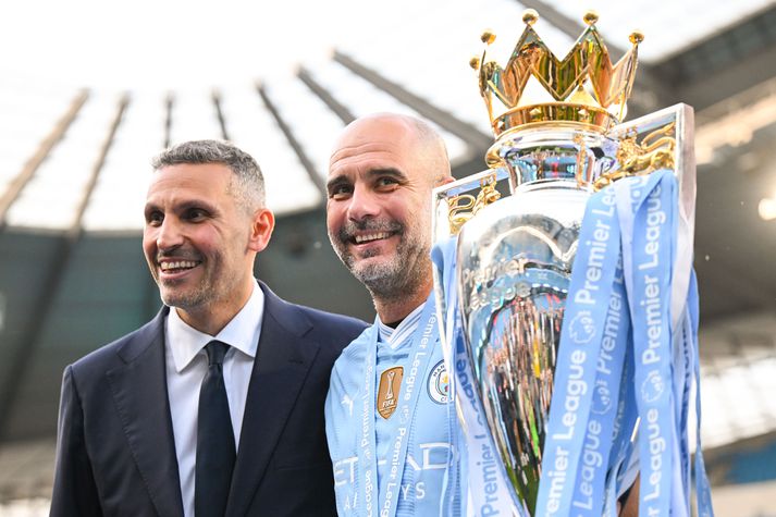 Khaldoon Al Mubarak með Pep Guardiola, þáverandi knattspyrnustjóra Manchester City eftir að félagið hafði tryggt sér Englandsmeistaratitilinn í fótbolta árið 2024.
