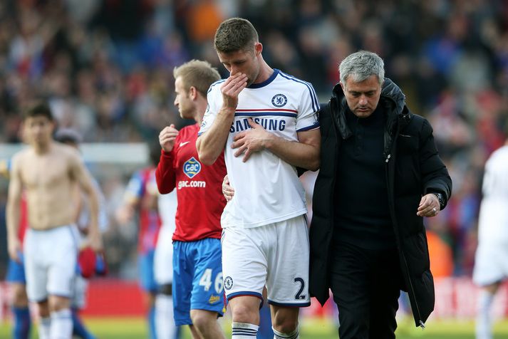 Jose Mourinho með Gary Cahill eftir leikinn.