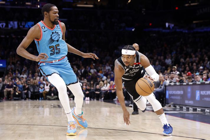 Devonte' Graham fer fram hjá Kevin Durant í leik með San Antonio Spurs á síðustu leiktíð.