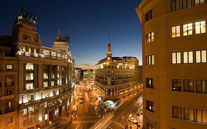 Madrid sveipuð húmi nætur.