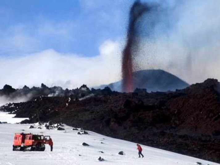 Eldgos á Eyjafjallajökli. Jeppamenn hafa ferjað fólk að gosinu án þess að hafa til þess leyfi.