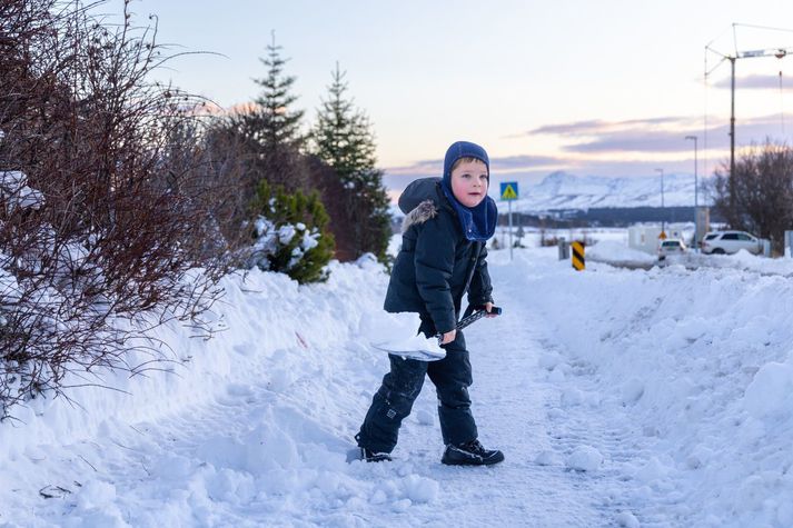 Sigurður Aron Sigurðarson tók til hendinni í Kópavogi í gær