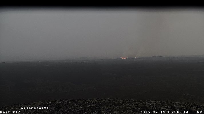 Mynd úr myndavél veðurstofunnar austan megin gosstöðvanna.