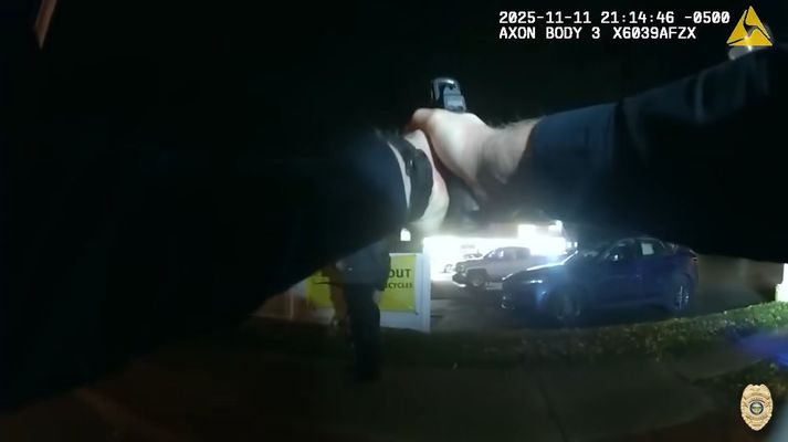 Lögregluþjónninn sagði manninum að sýna hendur sýnar, ellegar yrði hann skotinn.