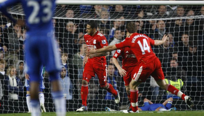 Glen Johnson fagnar sigurmarki sínu.