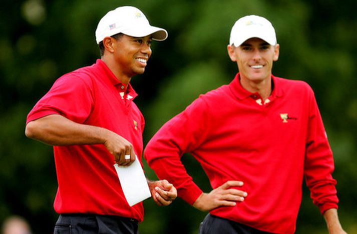 Tiger Woods er hér með Charles Howell sem á titil að verjá Northern Trust-mótinu sem hófst í dag.