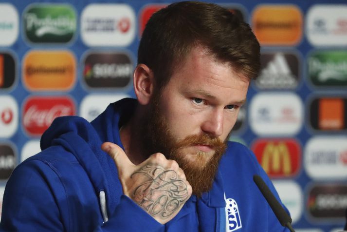 Aron Einar Gunnarsson leiðir Ísland út á völlinn í Kænugarði á morgun.