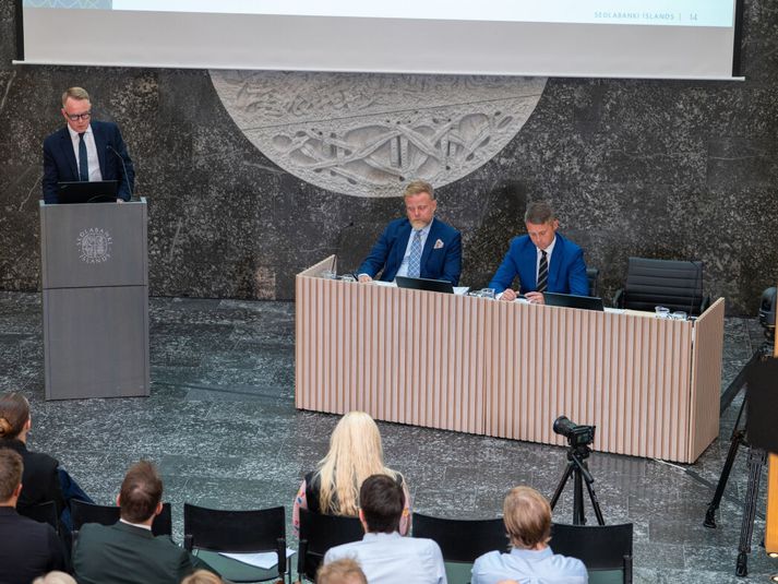 Flóki Halldórsson, framkvæmdastjóri fjármálastöðugleikasviðs Seðlabankans, á kynningu bankans ásamt Ásgeiri Jónssyni seðlabankastjóra og Tómasi Brynjólfssyni varaseðlabankastjóra.