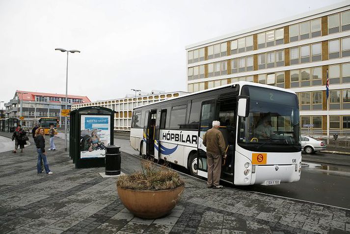 Strætó bs. heldur utan um skipulag, áætlanir og farmiðasölu í strætisvögnum um allt land. Samtök sveitarfélaga semja svo við rútufyrirtæki sem annast aksturinn undir merkjum Strætó. 
