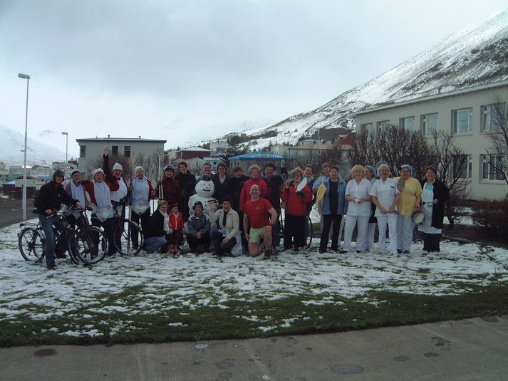 Starfsmenn Heilbrigðisstofnunar Siglufjarðar hjóluðu til Reykjavíkur til þess að taka þátt í hjólalestinni árið 2005