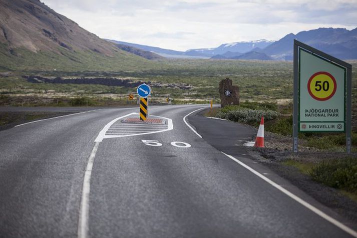 Vegagerðin hefur komið fyrir þéttbýlishliðum við enda þjóðgarðsins, enda 50 kílómetra hámarkshraði á veginum eins og í þéttbýli.