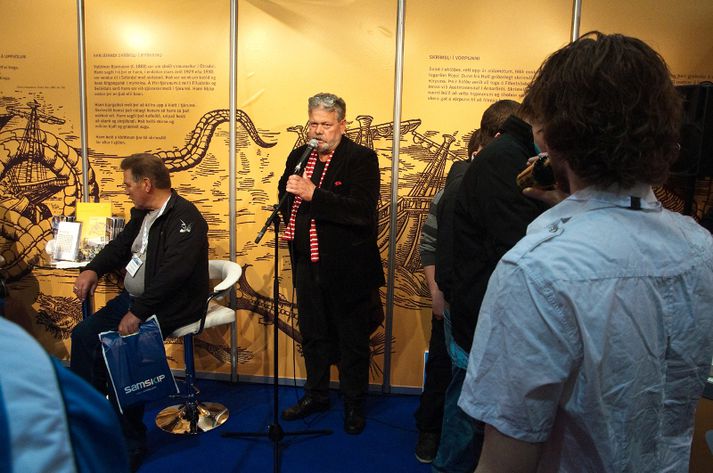 Þorvaldur Friðriksson skrímslasérfræðingur hélt fyrirlestur um skrímsli við Íslandsstrendur í sýningarbás Varðar í gær.