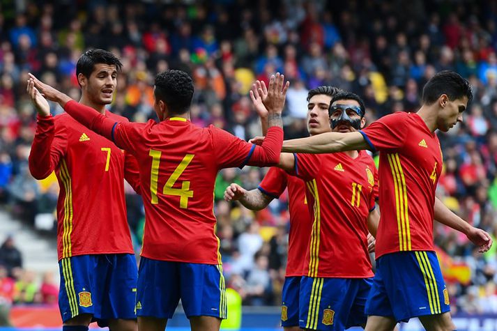 Spánverjar fagna hér öðru marka Morata í dag.