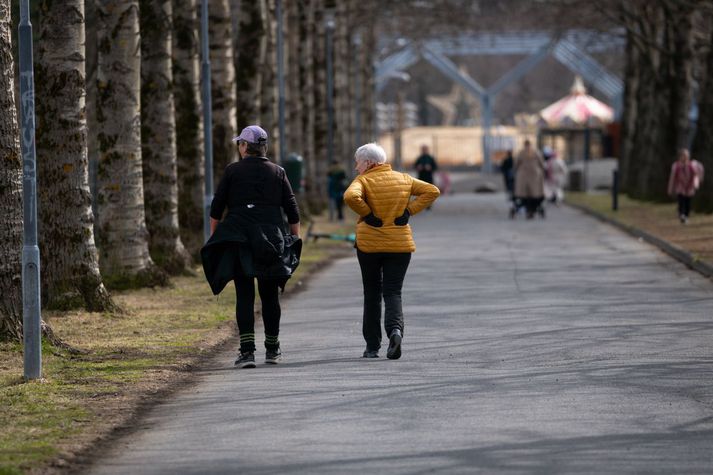 Hiti á landinu verður á bilinu tvö til tólf stig.