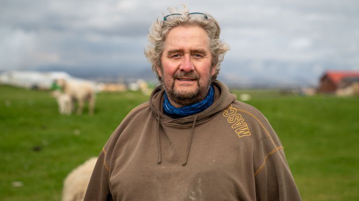 Hermann Ólafsson var grátt leikinn í morgun, handjárnaður og hent í steininn í Keflavík. Og fékk svo að vita að allir fjölmiðlar landsins voru búnir segja hann hafa ógnað björgunarsveitarfólki með skotvopni. „Haugalygi,“ segir Hermann.