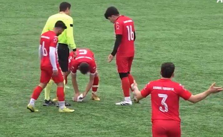 Gani Catan, fyrirliði Istanbul Yurdum Spor, hikaði ekki við að beita hjartahnoði á fuglinn sem var svo óheppinn að markvörður liðsins skaut hann óvart niður.