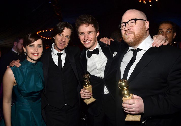 Jóhann Jóhannsson ásamt Felicity Jones, James Marsh og Eddie Redmayne sem störfuðu öll með Jóhanni við kvikmyndina The Theory of Everyting. Jóhann heldur á Golden Globe-verðlaunastyttunni sem hann hlaut fyrir tónlist sína í myndinni.