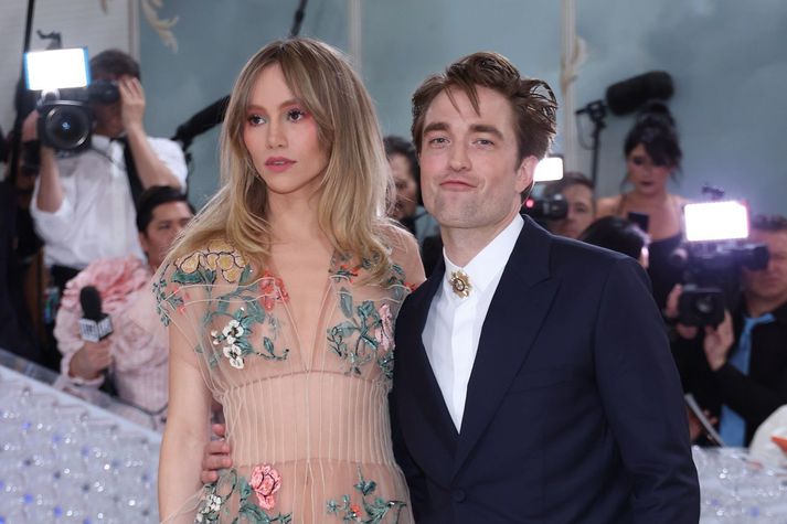 Suki Waterhouse og Robert Pattinson.