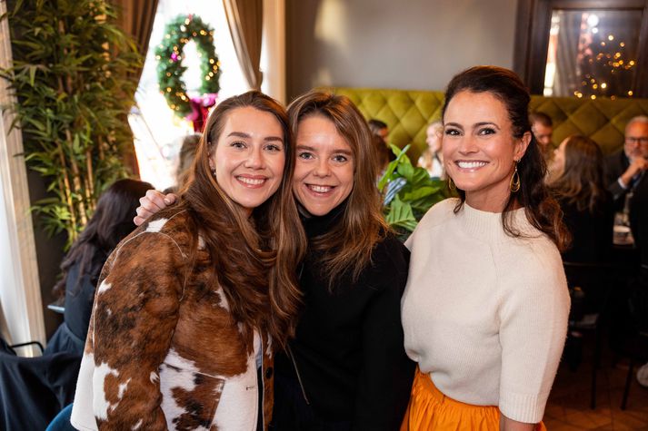 Ólöf og Kristín brostu breitt hjá Ingu Lind sem brosti enn breiðar.