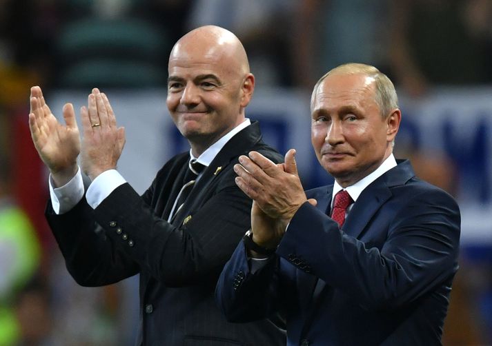 Gianni Infantino og Vladimir Putin á verðlaunaafhendingu HM 2018 sem var haldið í Rússlandi. 