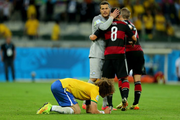 David Luiz liggur í grasinu eftir 7-1 tap á móti Þýskalandi í undanúrslitum á HM 2014.