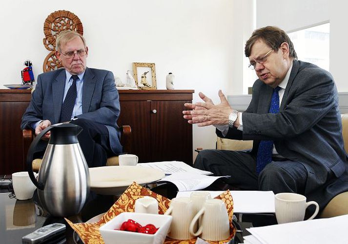 Markku Linna áður ráðuneytisstjóri og Christopher Taxell fyrrum ráðherra og formaður samtaka atvinnulífsins í Finnlandi, fara yfir tillögur erlendrar sérfræðinganefndar til endurskipulagningar og úrbóta í menntamálum hér. Fréttablaðið/Stefán