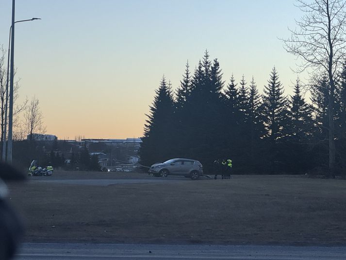 Billinn endaði á ljósastaur við Ártúnsbrekku eftir að ökumaður virti stöðvunarmerki lögreglu að vettugi.